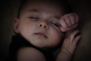 Amandine Ventadour consultante en parentalité - bébé dort